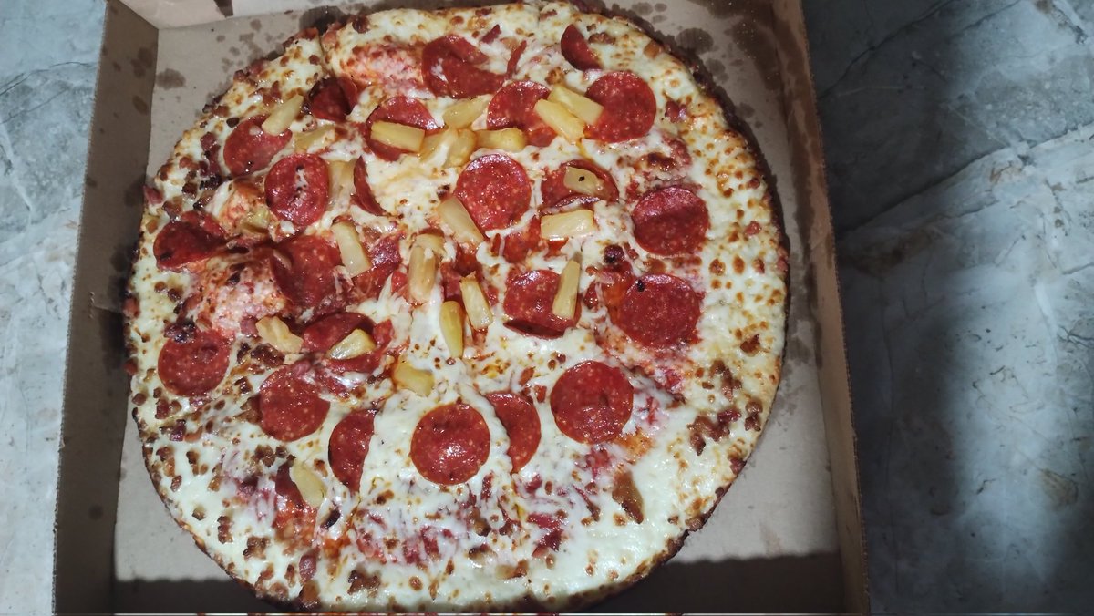 EloyBarcelo's tweet photo. La Bacon de @littlecaesarsmx y la piña apa?, si la porción es tan baja de perdida distribuyan la piña por toda la pizza, pésima presentación y atención. https://t.co/u1NcQf4fTP