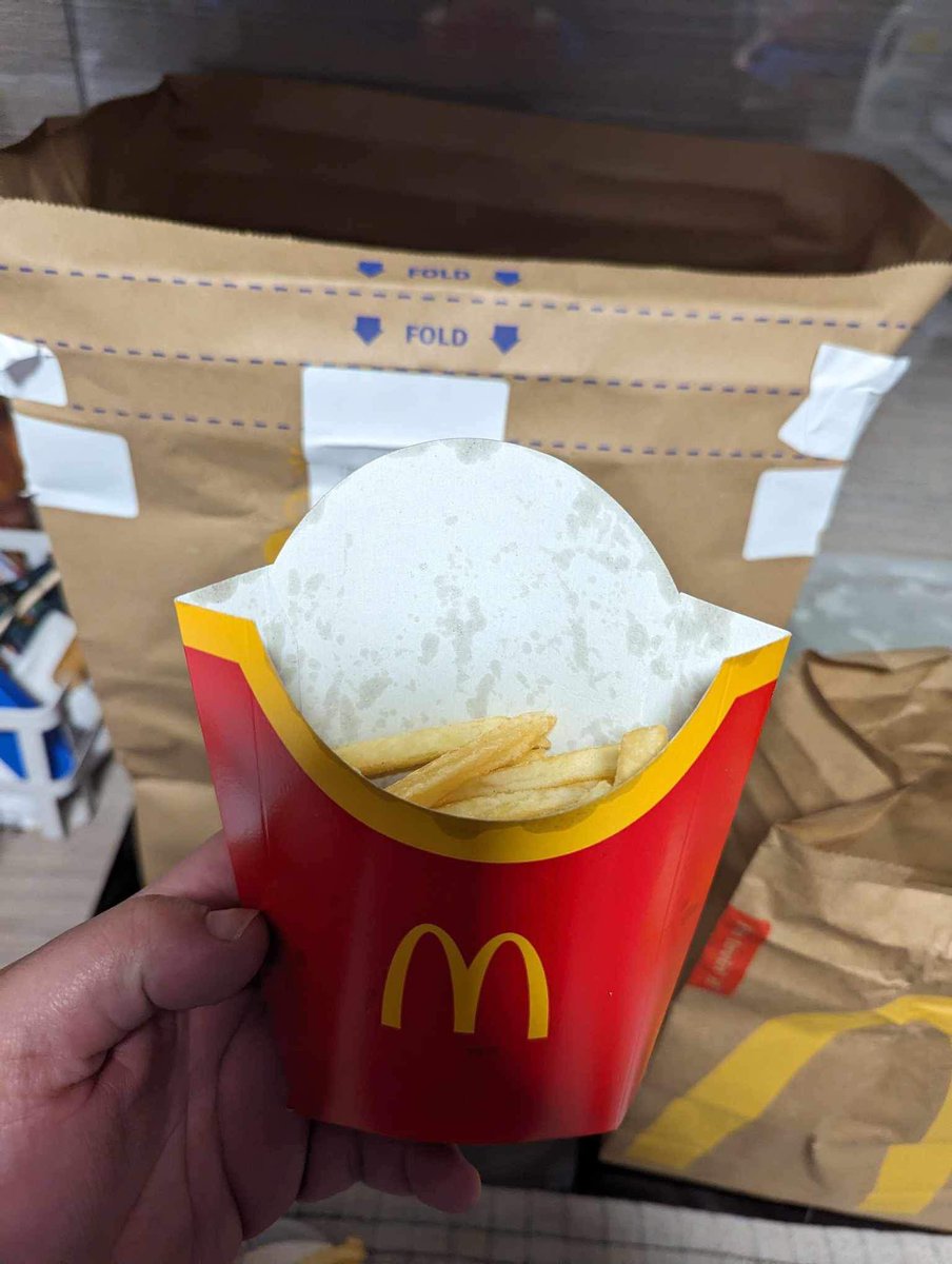 _bxccius's tweet photo. @McDonaldsUK large fries??? Where are they????🙄 https://t.co/N3knXMZxXJ