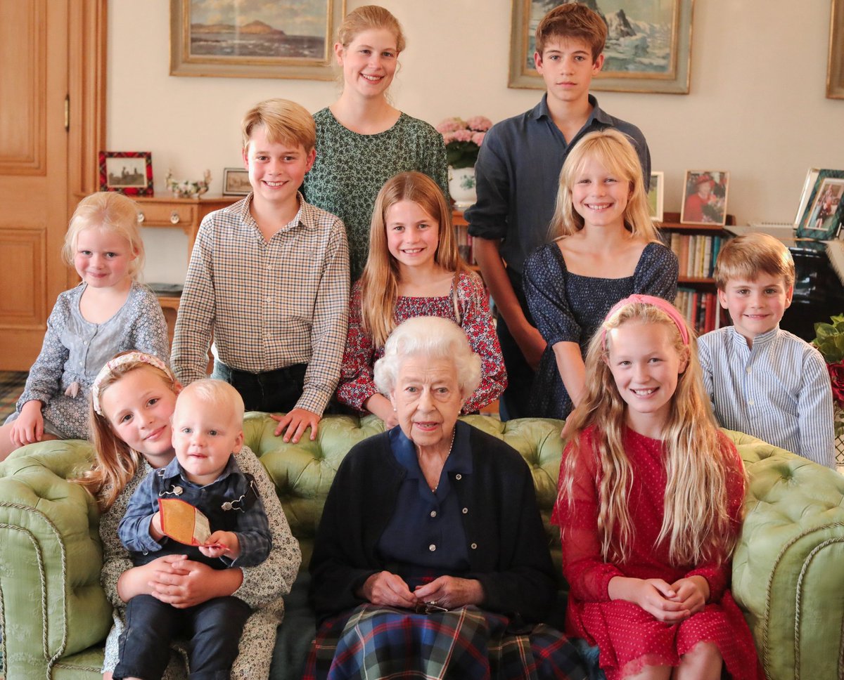 Queen Elizabeth II's last summer at Balmoral with her two youngest grandchildren and great-grandchildren 🏴󠁧󠁢󠁳󠁣󠁴󠁿🥹❤️