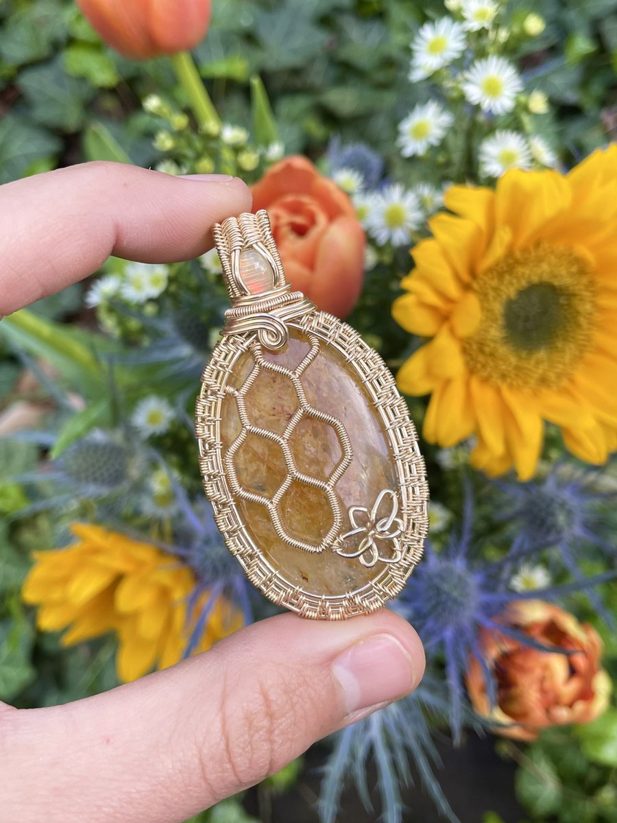 Took some farewell photos of this 14K gold filled honeycomb pendant I made with my Trader Joe’s flowers lol 🐝🌼 All orders are hitting the post office tomorrow! Can’t wait this piece & all the others to make it to their new homes. 🥹