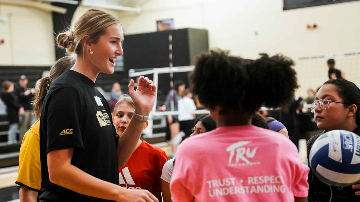 Sunday Fun w/ our Youth Clinic 🤩 Thanks to all who came out this afternoon! #GoDeacs 🎩🏐