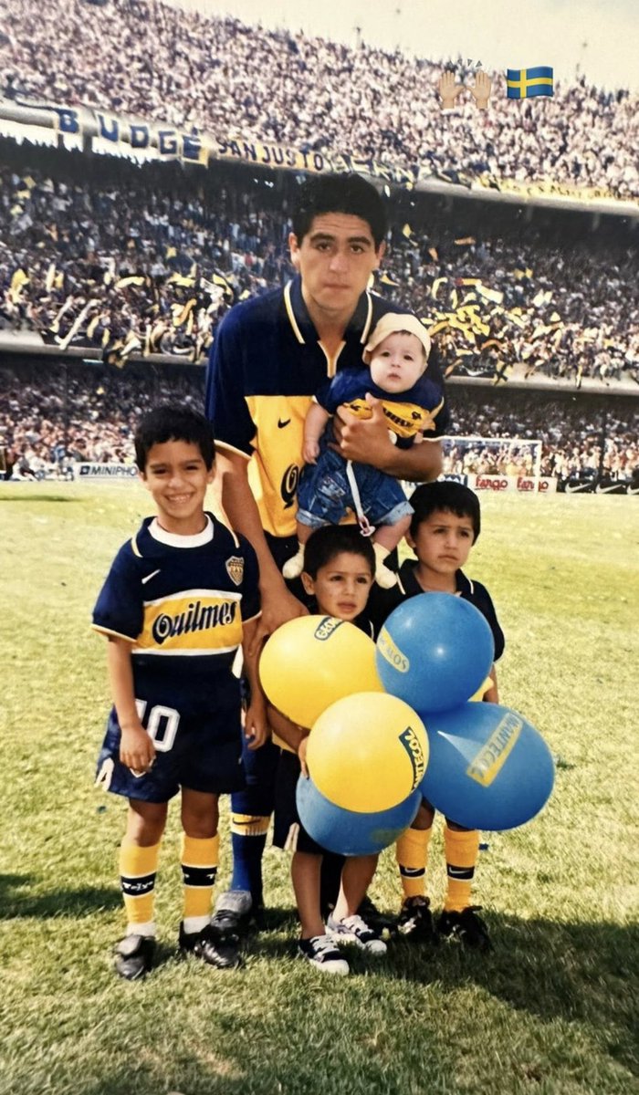 Sos buen padre, buen hermano, buen tío, buen hijo. Sos una persona excelente, humilde, que cree en Dios, en los valores, en la amistad, en la familia. Sos un ser humano profundamente inteligente. Pero además sos tan bostero como nosotros. Te amo profundamente Román, con mi vida.