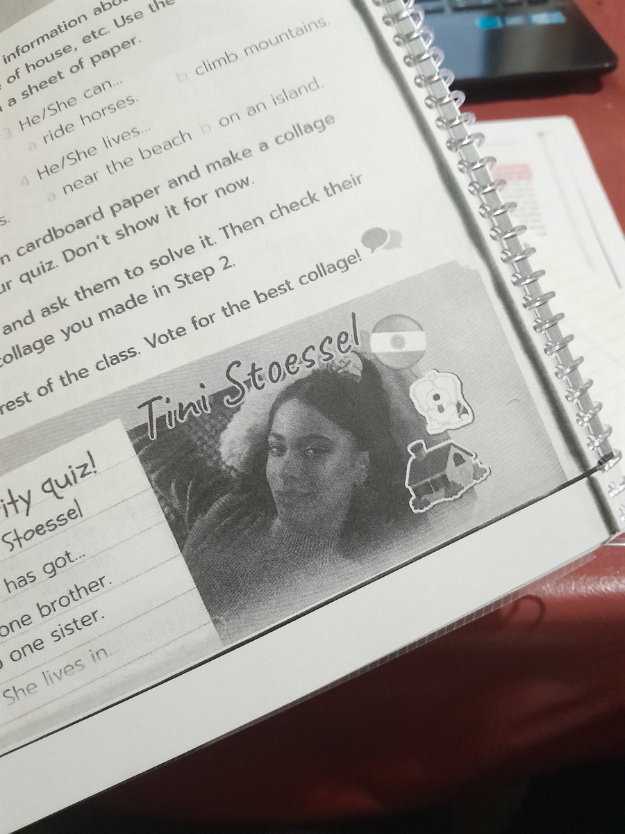 miren a qn encontre en el libro de ingles de mi hermana