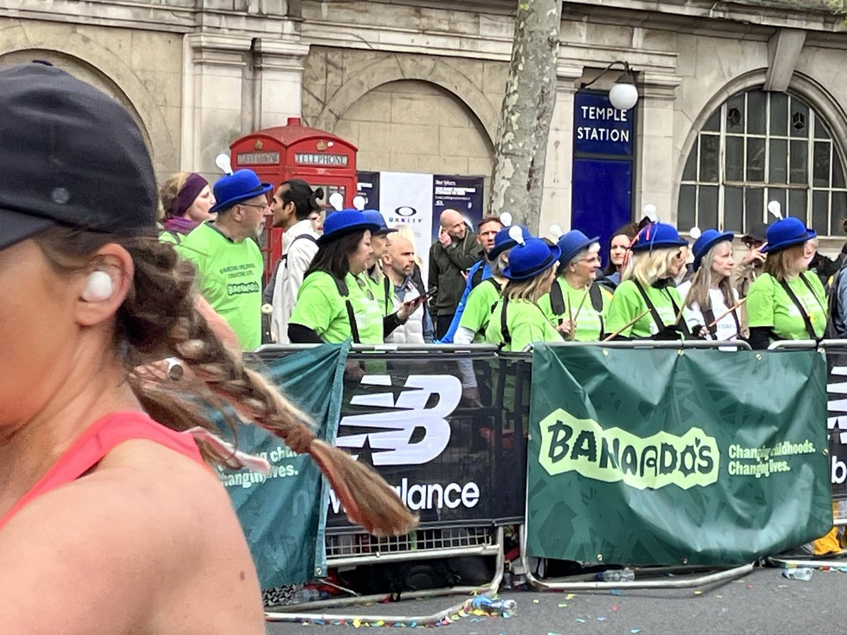 What a brilliant day @LondonMarathon cheerdrumming with @barnardos around 24 miles by Temple Station. Fantastic atmosphere as usual. Bit chilly for us but probably good for the incredible 50,000+ runners.
