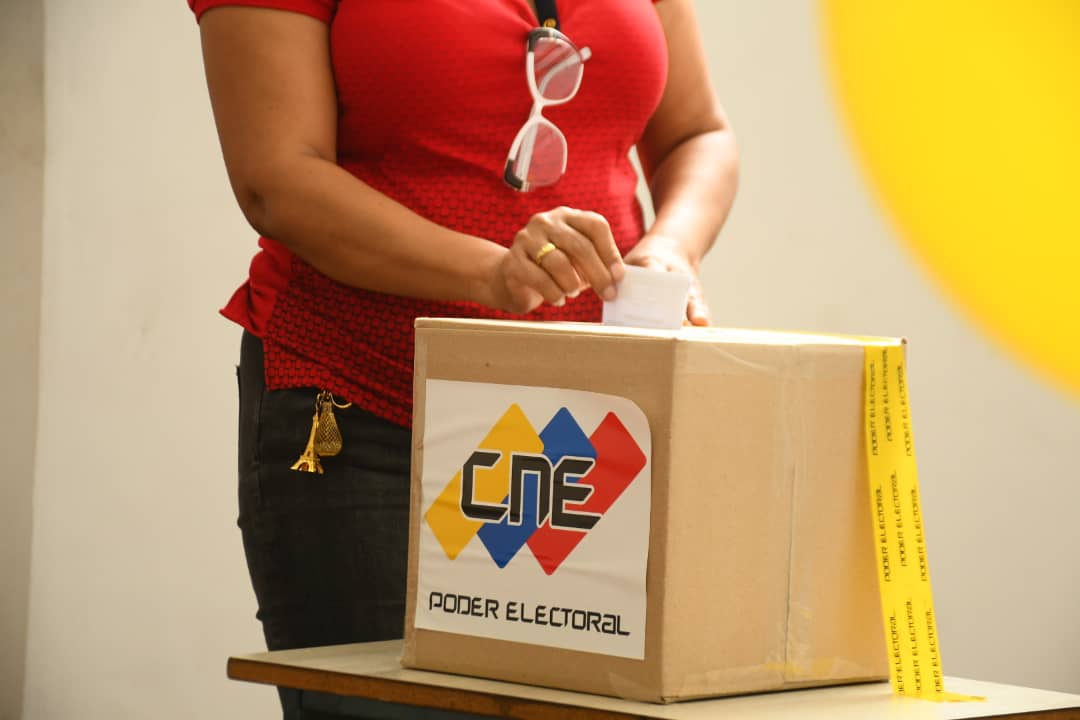 PartidoPSUV's tweet photo. Presidente Nicolás Maduro felicitó a los 4500 circuitos comunales por la masiva participación en la Consulta Popular Nacional 2024
https://t.co/qbexenj4Gj
 #PoderPopularEnVanguardia 
#Comuna https://t.co/Oad3su3owK