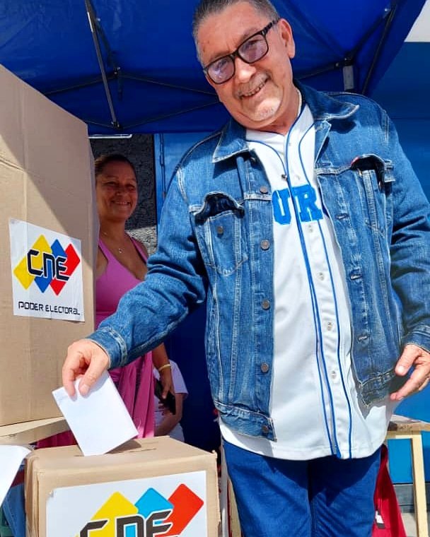#EnFotos📸 || Hoy #21abril en ejercicio de nuestro derecho al voto en la mesa de votación de la U.E.N  Mariano Picón Salas, para que los compañeros y compañeras de nuestro pueblo, del Consejo Comunal, de los Consejos Comunales que abarca el sector de Campo Rico y la calle Lebrun