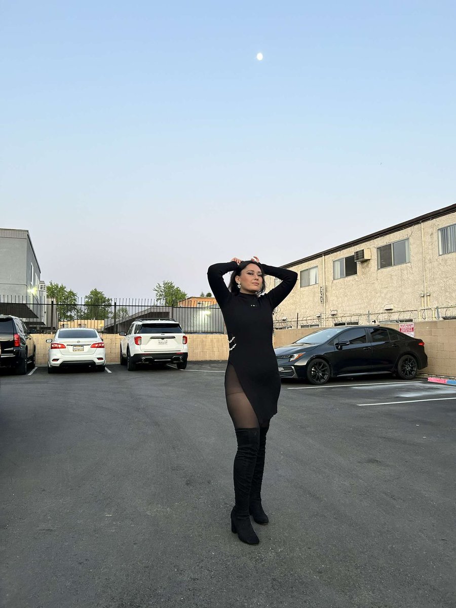 LaraMonicaaa's tweet photo. One moment you’re a bad bitch wearing a bodysuit top, and the next you’re a bad bitch struggling to snap your bodysuit top. 
#badbitchesbelike #badbitch #baddie #struggle #bodysuit #funny #crotchsnap https://t.co/N1dA2vjYwu
