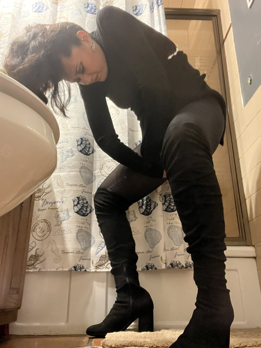 LaraMonicaaa's tweet photo. One moment you’re a bad bitch wearing a bodysuit top, and the next you’re a bad bitch struggling to snap your bodysuit top. 
#badbitchesbelike #badbitch #baddie #struggle #bodysuit #funny #crotchsnap https://t.co/N1dA2vjYwu