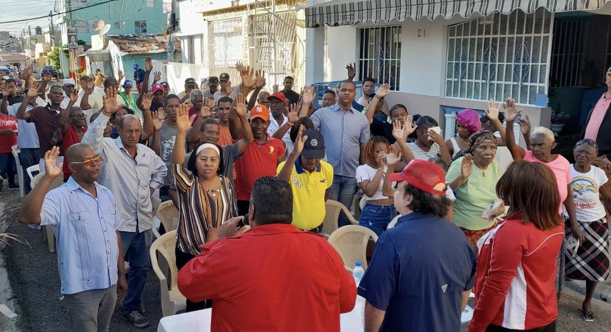 En barrio Gualey . Juramentación de coordinadores campaña. Recibimos el apoyo del líder comunitario Lidio Brito . Rumbo al triunfo 19 mayo .