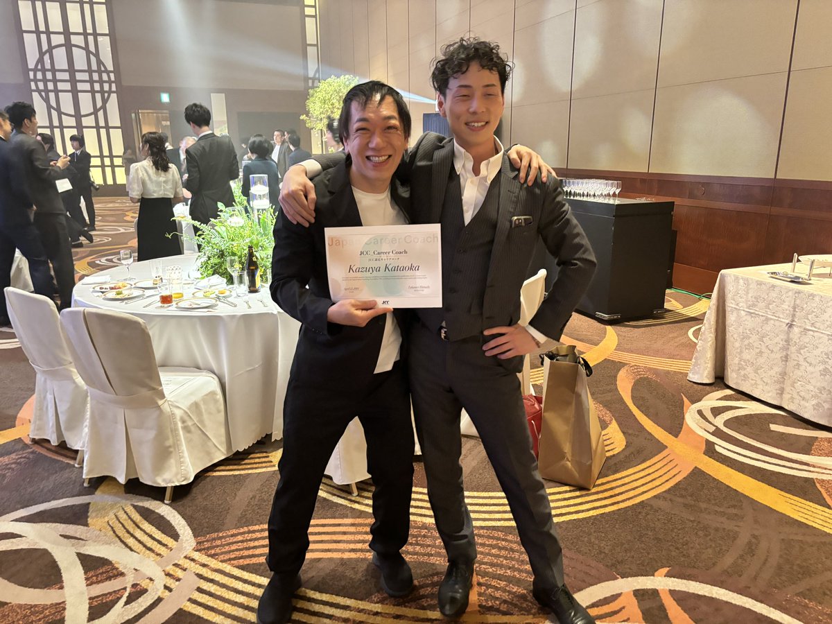 kazuyakataoka's tweet photo. 昨日はJCC0期の卒業セレモニーでした!
チームでこの写真撮ろうと走り切った3ヶ月。
濃密に駆け抜けたからこそ、得られた達成感。
今日から新しいスタートラインです‼︎
#GOALB
#JCC
#キャリスピ https://t.co/pOOnaDMUhQ