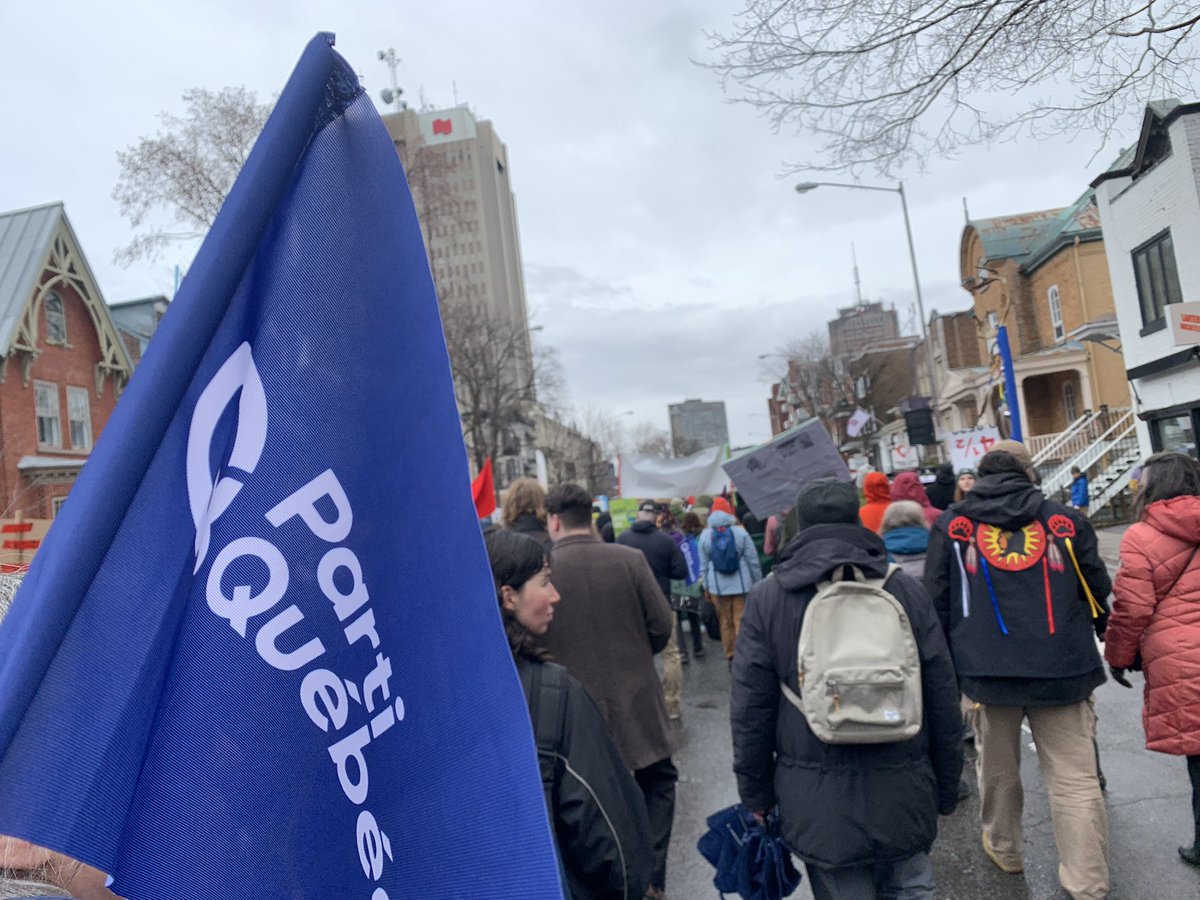 Malgré le froid et la pluie, nous étions plusieurs membres du @partiquebecois dans les rues de Québec pour la manifestation pour le Jour de la Terre.🌎 Pour avoir un Québec vert, ça prend un Québec souverain!💚