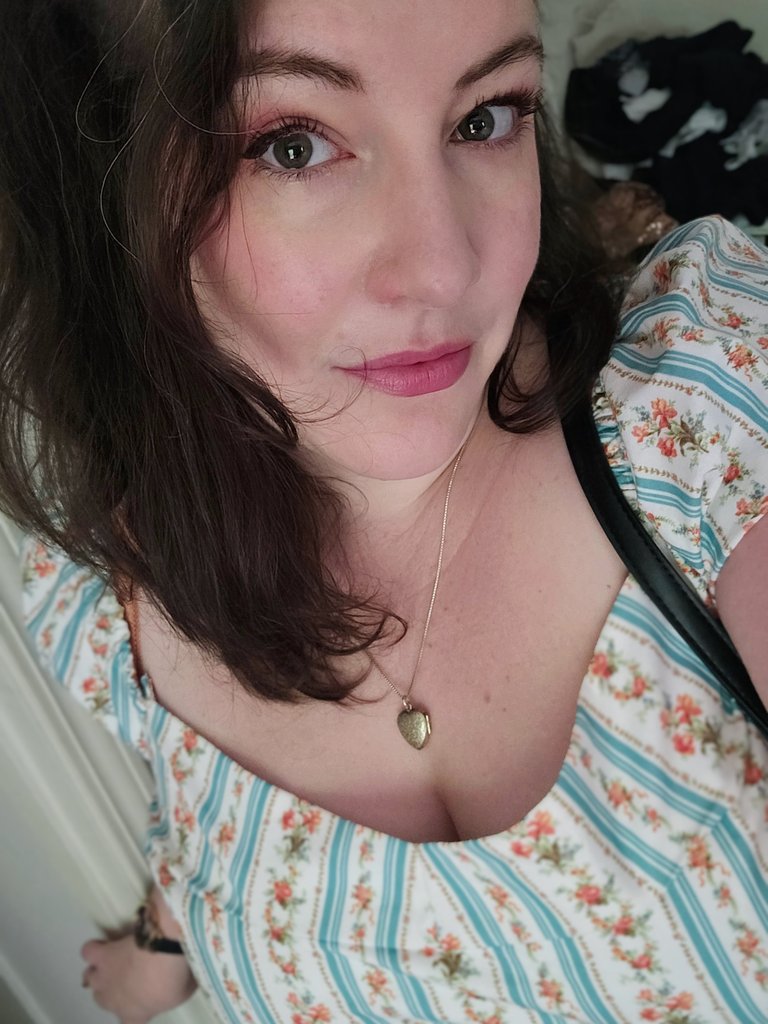 Friends!!! Happy Sunday! ❤️

It's the #Sundayselfie thread and time I get to remind you that you're lovely just because you're YOU! At your exact size, age, energy level, health, you are lovely and worth knowing and I'm so glad you're here. ✨️