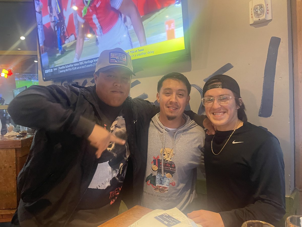 cheetoh_solis's tweet photo. A couple photos with the brothers 💙 https://t.co/pxkfOTZE9k