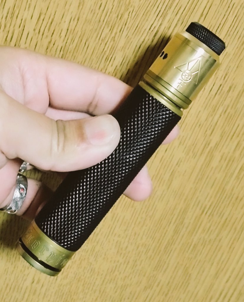 crazy_hearts_9's tweet photo. #vape
#SCORPIONMODS
#遊人
使いやすいし見た目も好き✨
528 GOON 24mmとの相性もバチ〜ンでしょ😆👌🏻
528 GOON 24mm
SCORPION MODS U-JIN 2nd Anniversary
ドリチはドコのだっけか🤣
あんまりにもバチーンとハマりすぎてこのMOD専用じゃんってなった記憶はあるんだけどな💨 https://t.co/LICp2gVkgI