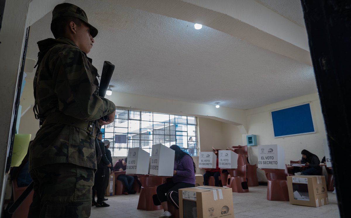 La votación del referéndum convocado en #Ecuador por @DanielNoboaOk para decidir sobre reformas en materia de seguridad, justicia, inversiones y trabajo concluyó con la participación del 72 % de los 13,6 millones de ciudadanos que estaban convocados a las urnas