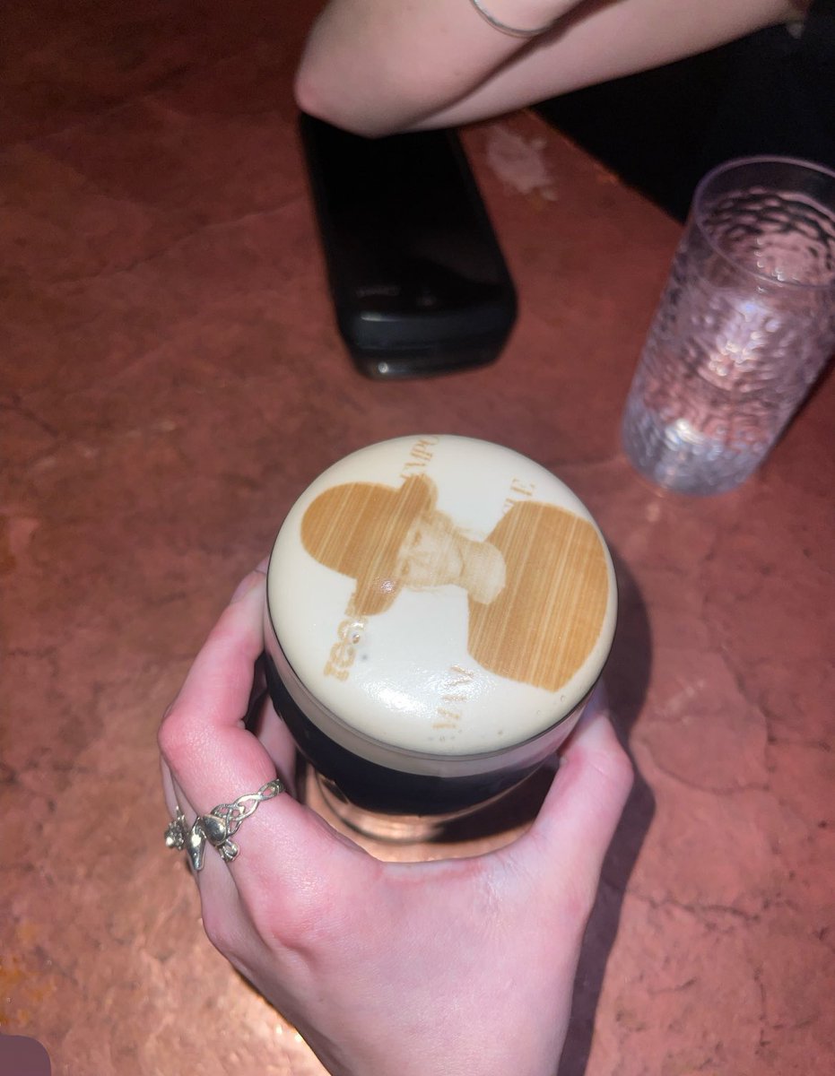 slantd_enchantd's tweet photo. my sister found a bar that prints images onto Guinnesses and has been going in and asking for “Zendaya’s Big Hat” https://t.co/Sx07IUbPDV