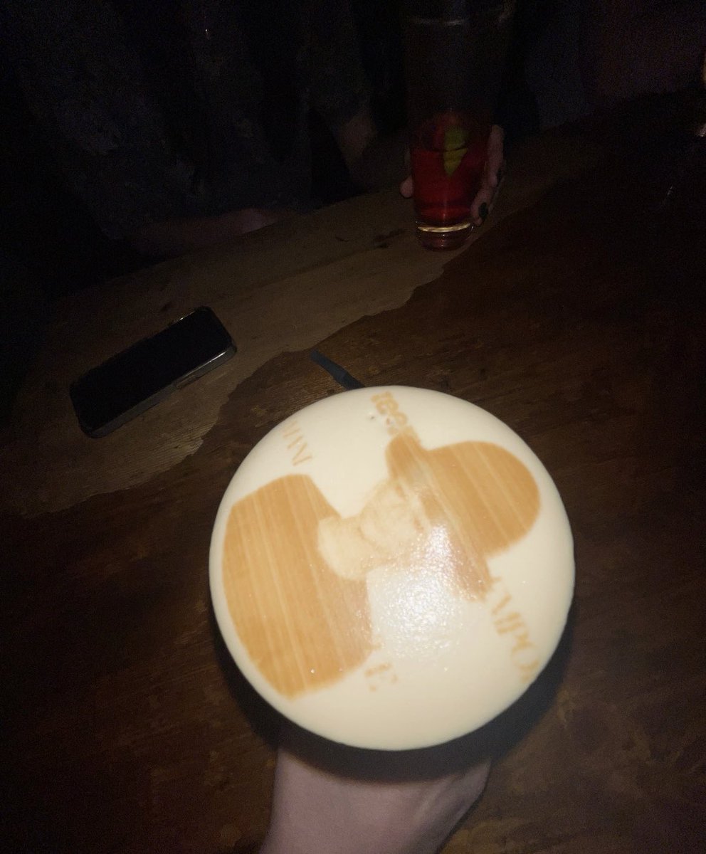 slantd_enchantd's tweet photo. my sister found a bar that prints images onto Guinnesses and has been going in and asking for “Zendaya’s Big Hat” https://t.co/Sx07IUbPDV