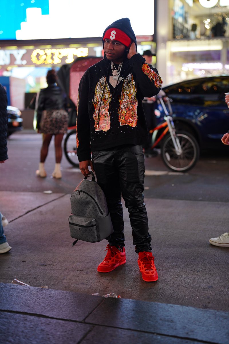 Li_Hunta_Jr's tweet photo. SEEING HOW FAR I DONE CAME MADE ME REALIZE ANYTHING POSSIBLE🤞🏽💐 LOUIS V BOOK BAG FULL OF BLUE SHT🅿️💙 LIKE I JUST ROBBED THE LOOMIS TRUCC💰✨✨✨✨ 

https://t.co/4dzhv8iQJM https://t.co/otOa4Bq5ug