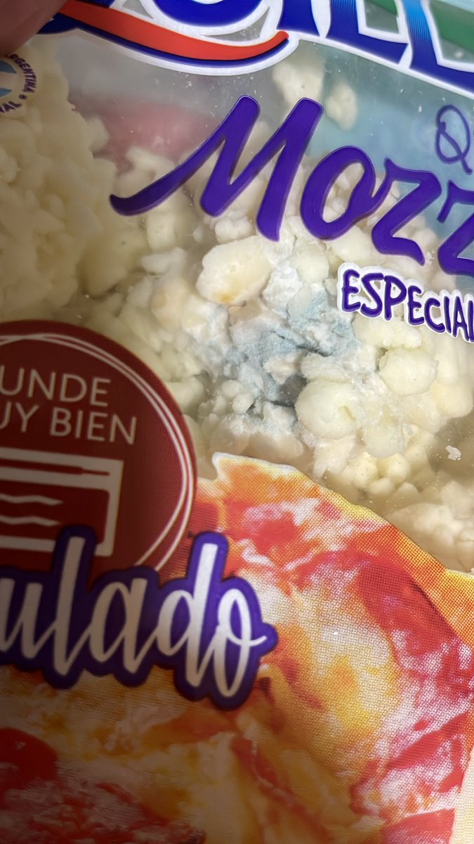 aproac_'s tweet photo. Hola @Quillayes_DLV me salió un queso mozzarella con hongos 😞 No está vencido y tampoco está abierto el paquete. https://t.co/67Lyu4wh1G