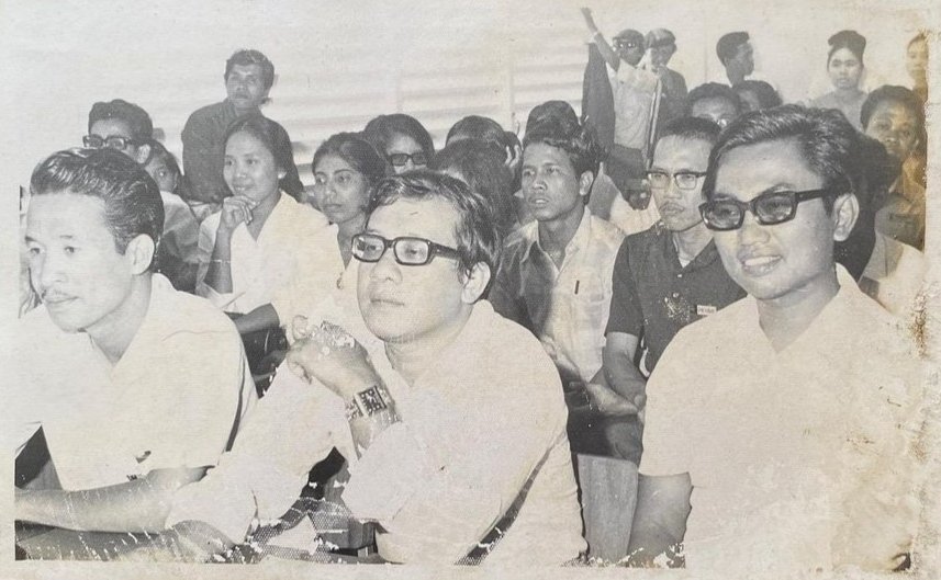 Foto Cak Nur (kanan) dan Akbar Tanjung (tengah) dlm Kongres HMI tahun 1971. Di blkangnya ada beberapa nona yang rupanya era itu belum kenal "jilbab". Bahkan istilah jilbab pun blm ada dlm kamus Bhs Indonesia tahun 70an itu. Duduk mrk pun gak terpisah (Foto dari IG buku_demit)