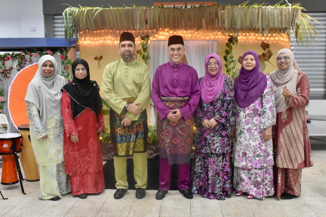 Mohd Shukri Ab Yajid (@mohdshukriyajid) on Twitter photo Delighted to attend the "Majlis Hari Raya Aidilfitri", organised by the Sekolah Bina Insan, a community school under <a href="/YayasanMSU/">Yayasan MSU</a>. A time for togetherness and joy as we celebrate #syawal with high spirits. <a href="/sbiyayasanmsu/">SBI_YayasanMSU</a> <a href="/MSUmalaysia/">🌺 MSU Malaysia</a> #MSUraya2024 Delighted to attend the "Majlis Hari Raya Aidilfitri", organised by the Sekolah Bina Insan, a community school under <a href="/YayasanMSU/">Yayasan MSU</a>. A time for togetherness and joy as we celebrate #syawal with high spirits. <a href="/sbiyayasanmsu/">SBI_YayasanMSU</a> <a href="/MSUmalaysia/">🌺 MSU Malaysia</a> #MSUraya2024