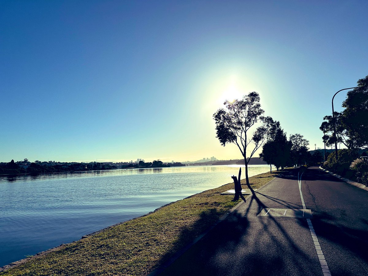 subbie's tweet photo. That's the place I usually stop for coffee, and that's the water bubbler I usually stop at for water. But today I kept going! Can I get to 10km? Not yet but it's within my sights now I reckon. #running #bayrun #city2surf ?? https://t.co/mPPG7H0l4x