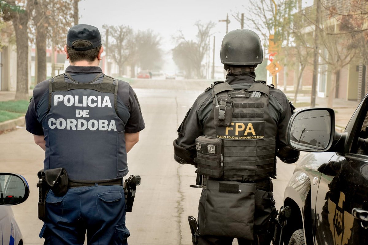 FPAcba's tweet photo. 📍#Córdoba | 🧑🏽‍✈️#ControlDePersona | En Plaza España de B° Nueva Córdoba, personal de @PoliciaCbaOf incautó varias dosis de marihuana y hongos alucinógenos durante el control de tres individuos mayores de edad. La #FPA🦅brindó colaboración. https://t.co/LI2WH4M8Ir