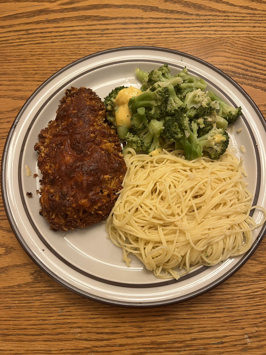 CamdenRiley's tweet photo. Parmesan chicken, cheesy broccoli, and garlic angel hair pasta! Talk about delicious! #cookingwithcam #camcooks #caminthekitchen https://t.co/uVwy37rSAM