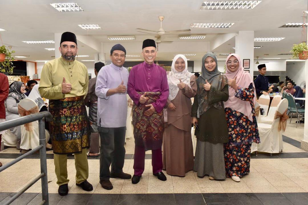 MohdShukriYajid's tweet photo. Enjoyable moments with the guests, parents, alumni and students at the @sbiyayasanmsu "Majlis Hari Raya Aidilfitri". It's always a joy to engage everyone and see their latest progress and experiences. @YayasanMSU @MSUmalaysia #MSUraya2024 https://t.co/rWjf6ZtxLY