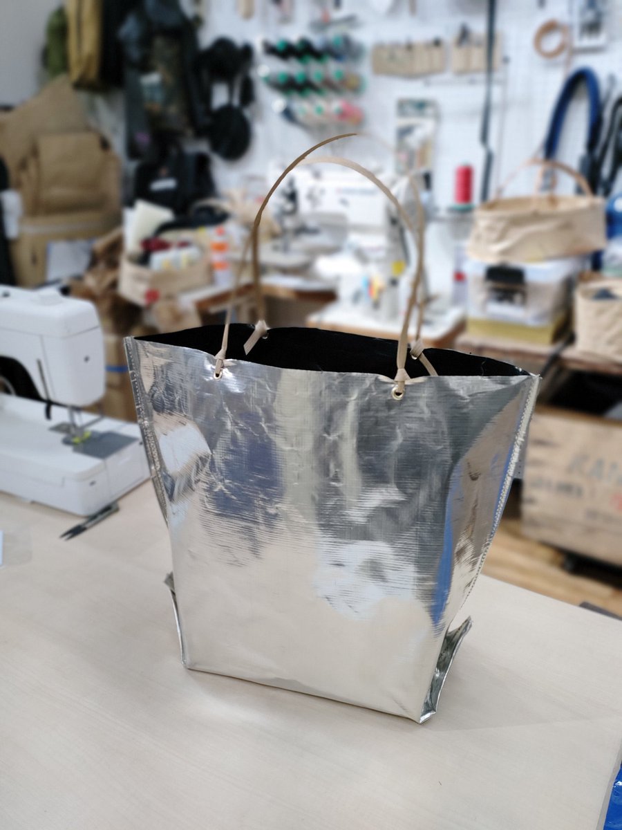 sonioPolyCloth5's tweet photo. 『鉄のバッグ』試作品が届いた👀‼︎
重厚感とメタル感。鎧系のコスチュームに合うかも…⁉︎ドラクエに「鉄のまえかけ」ってあったけどこんな感じなのかな

自分で形を変えられる程よい硬さ
不思議なバッグに仕上がりました。

カタオカさん@peterminced 縫って頂き本当にありがとうございますm(_ _)m https://t.co/SRJMe5vxCI
