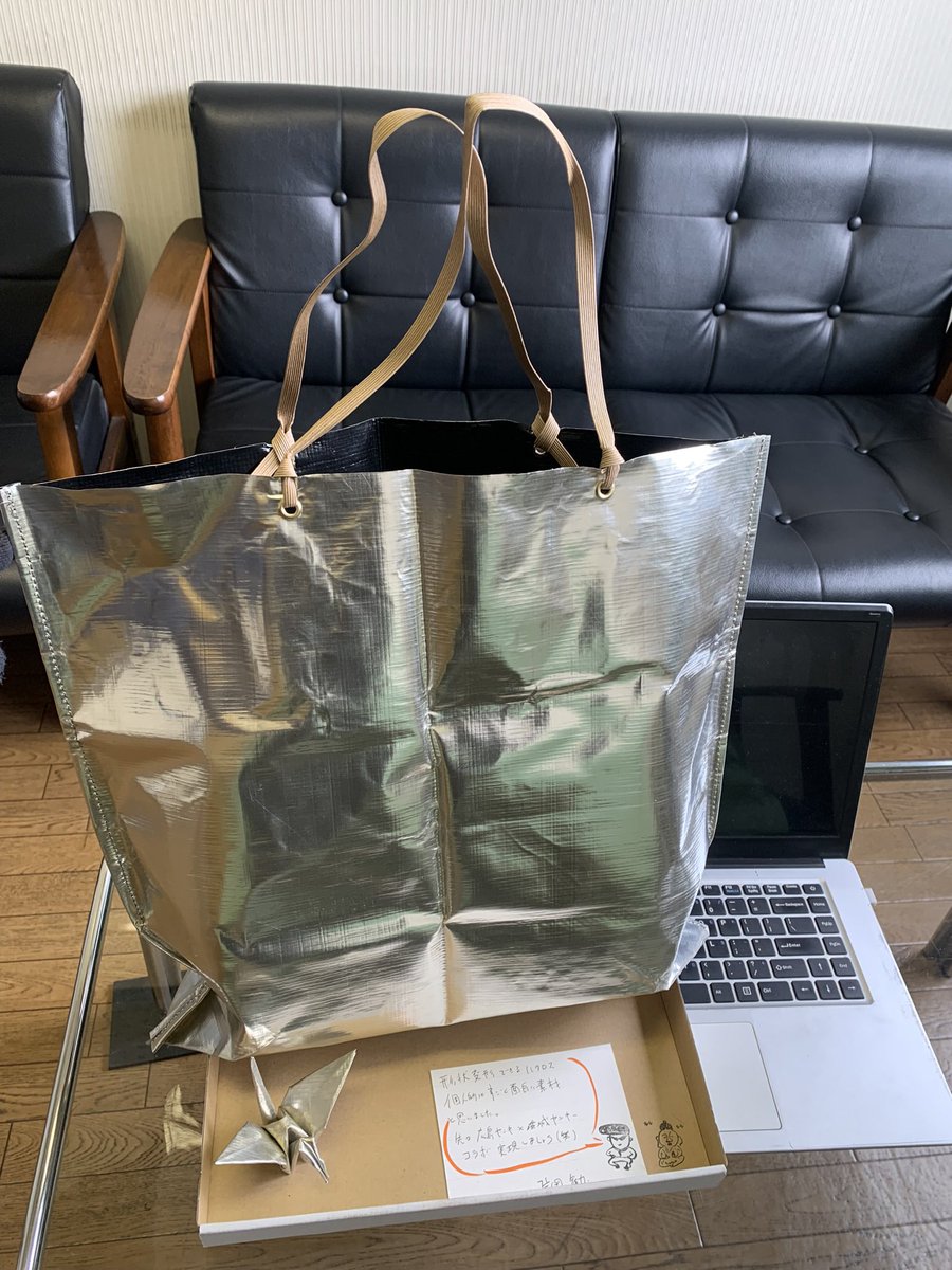 sonioPolyCloth5's tweet photo. 『鉄のバッグ』試作品が届いた👀‼︎
重厚感とメタル感。鎧系のコスチュームに合うかも…⁉︎ドラクエに「鉄のまえかけ」ってあったけどこんな感じなのかな

自分で形を変えられる程よい硬さ
不思議なバッグに仕上がりました。

カタオカさん@peterminced 縫って頂き本当にありがとうございますm(_ _)m https://t.co/SRJMe5vxCI