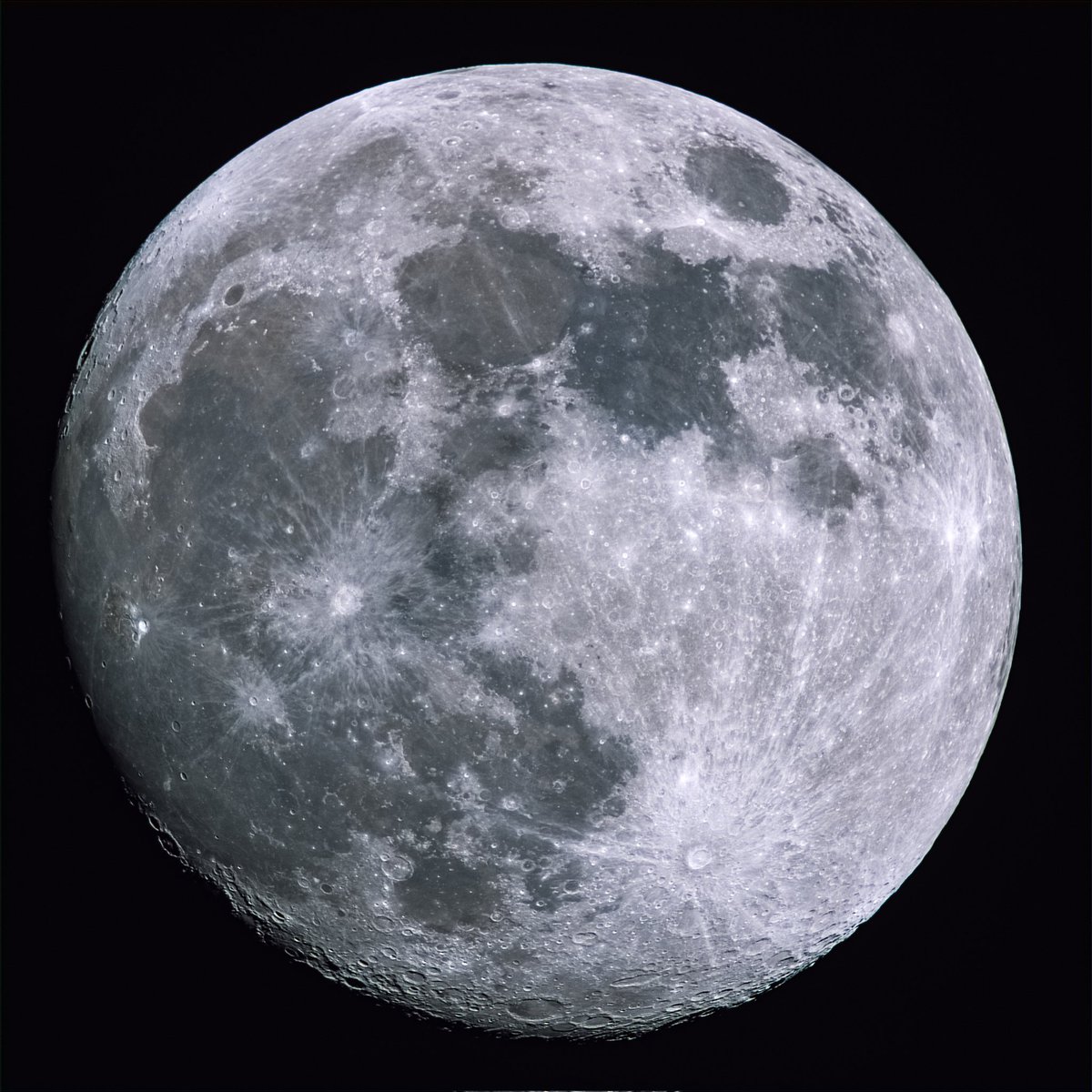 Sunday's waxing gibbous moon. 
Best 100 of 500 frames.
#MoonHour