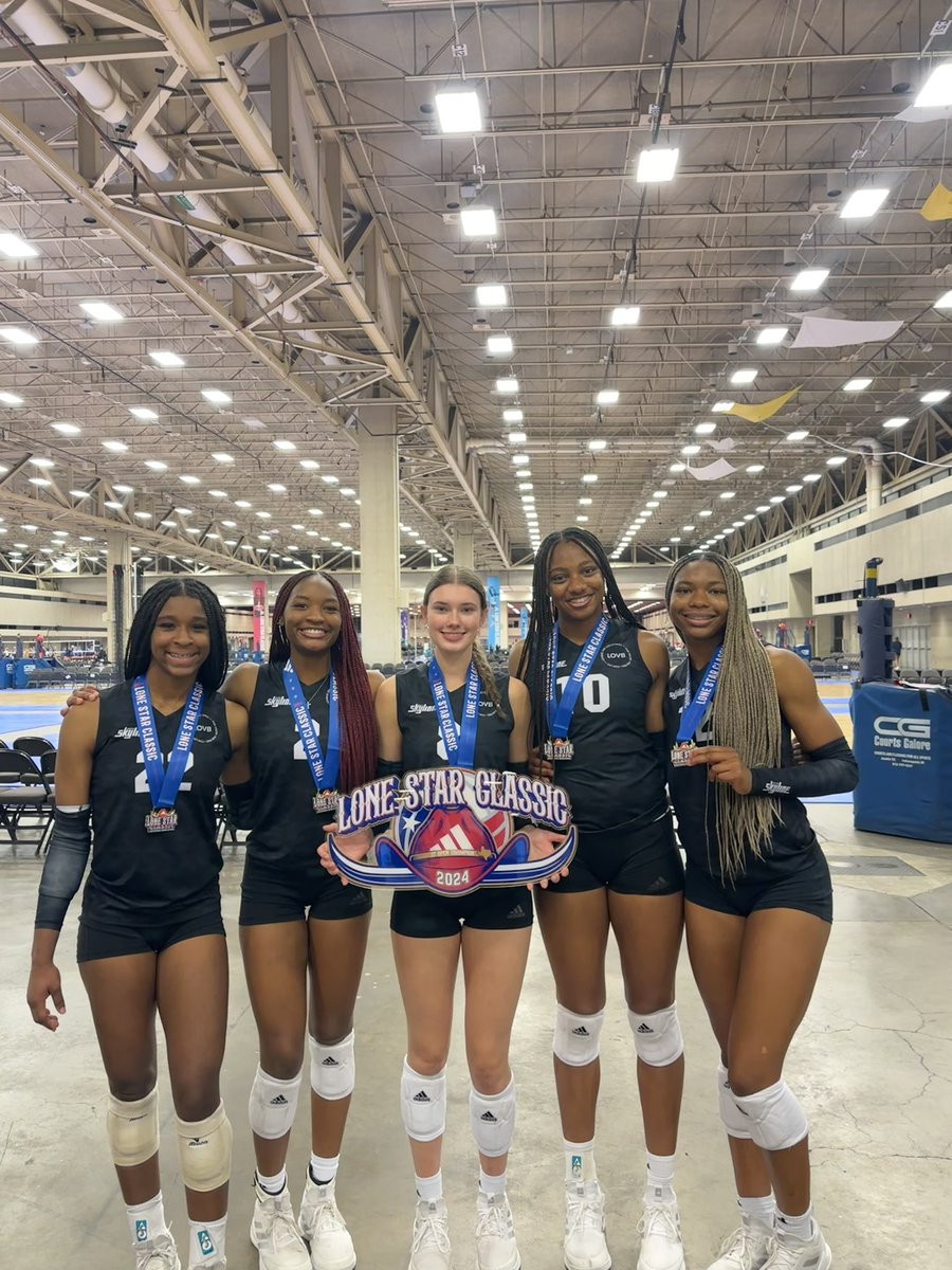 kenzCollins2025's tweet photo. What a great weekend! 
LONESTAR CHAMPS🥇
Qualifying for the fourth time in open 
couldn’t be more proud of us!! #justmadehistory 
#FOURFORFOUR https://t.co/89yZ8EakRM