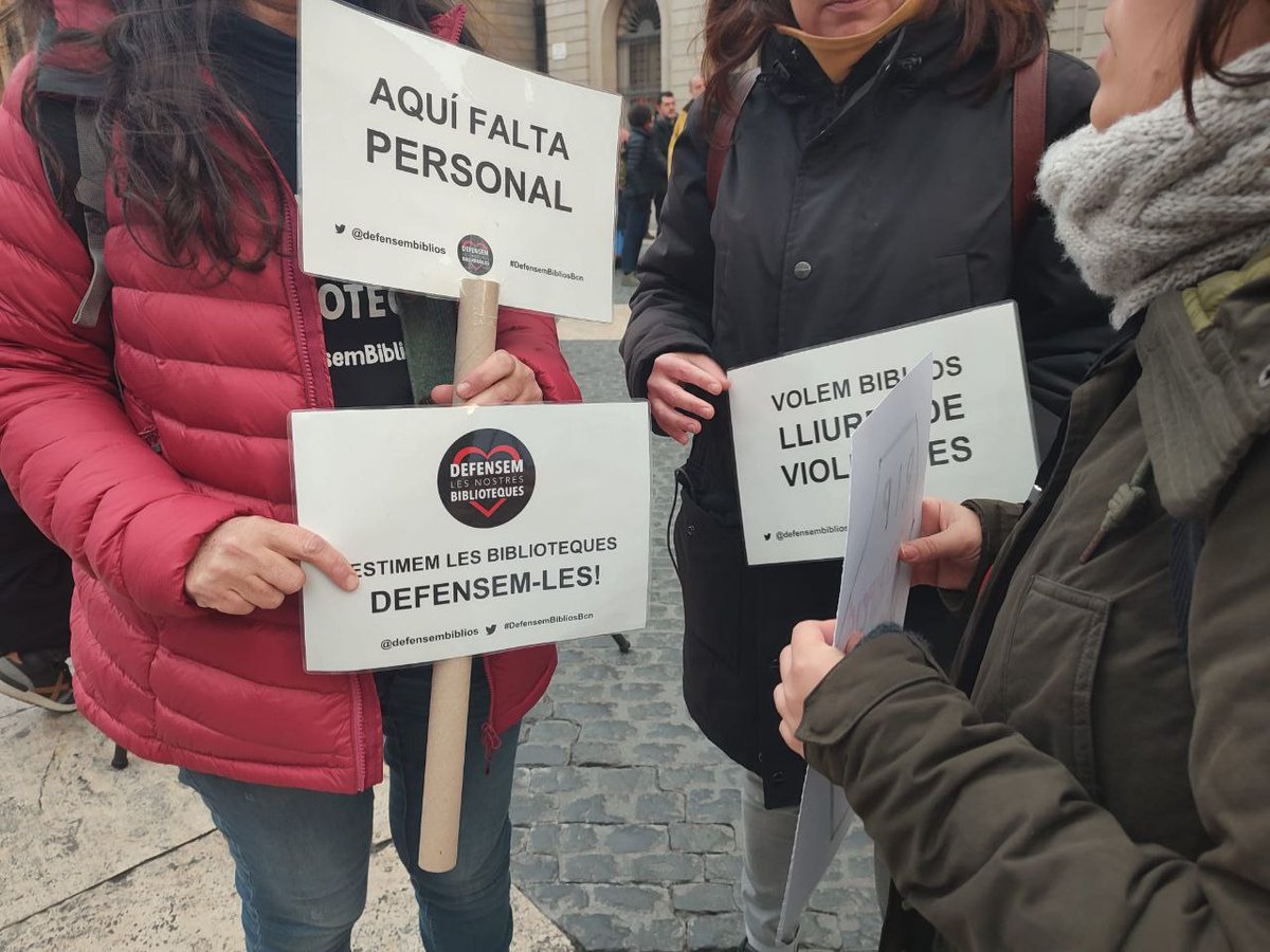 📢BIBLIOTEQUES EN LLUITA ‼️
Biblioteques per a la gent, no per a trofeu de Xavier Marcè!
#vagabiblioteques
#DefensemBibliosBcn
#SantJordiBCN #DiàlegsSantJordi
#PregódelaLectura