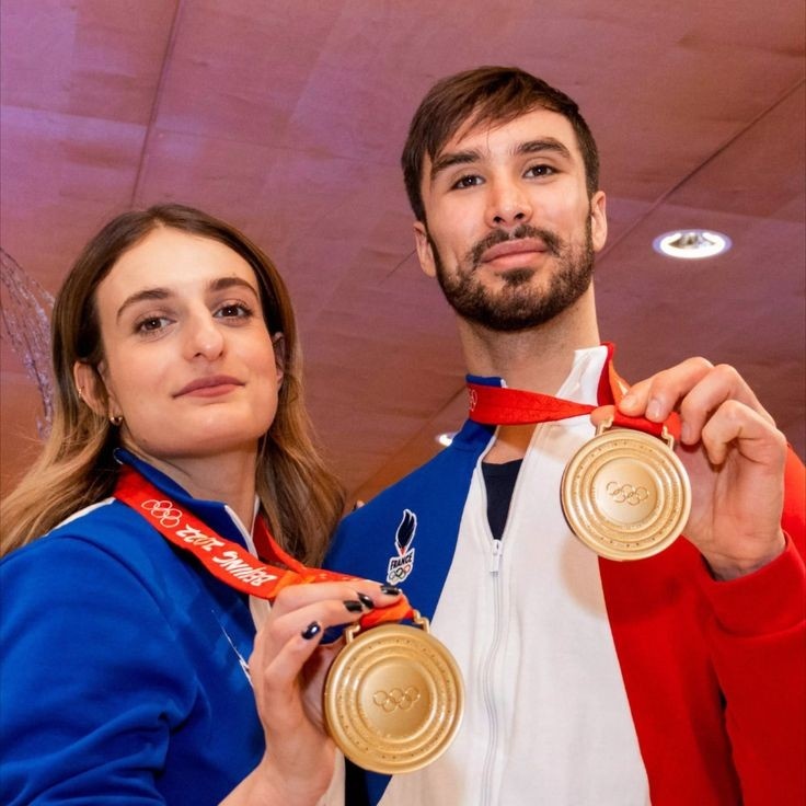 e vocês conhecem gabriella papadakis e guillaume cizeron, não é? campeões olímpicos na dança no gelo em 2022. o que muitos de vocês não devem saber é o que gabriella sofreu só para ganhar aquela medalha.