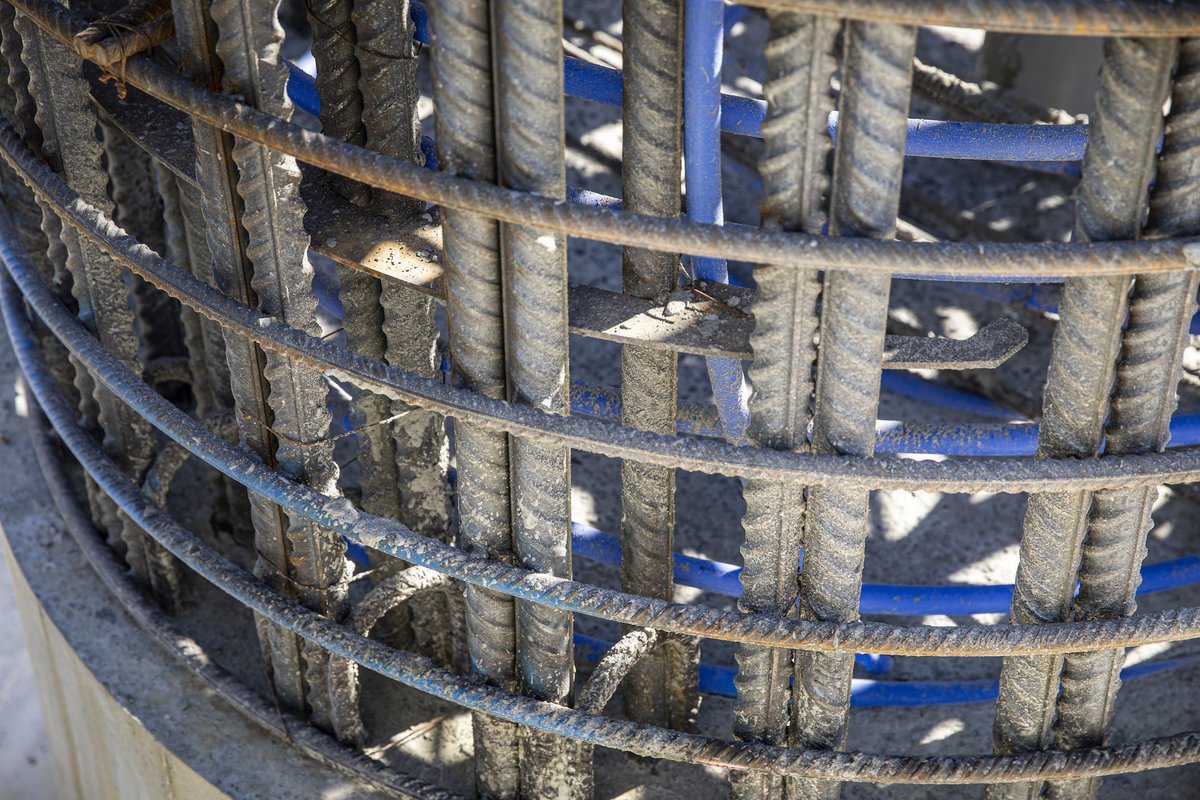 🤔 Ever wondered how piers are made? These steel reinforcing cages connect to the pile cap, and a mould is then placed around the cage. This mould is then filled with concrete! ➡️ To learn more about how we'll build the 44 Parkdale piers read more here: bit.ly/43Yl6o0