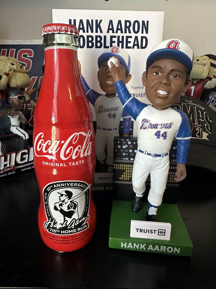 🚨GIVEAWAY🚨 For my first giveaway on this account, I have a Hank Aaron bobblehead and unopened coke bottle from Hank's 50th anniversary of 715! To enter: 1) Follow me @BravesAfterDark 2) Like and Retweet this tweet Winner will be announced Friday 4/26! Good luck!