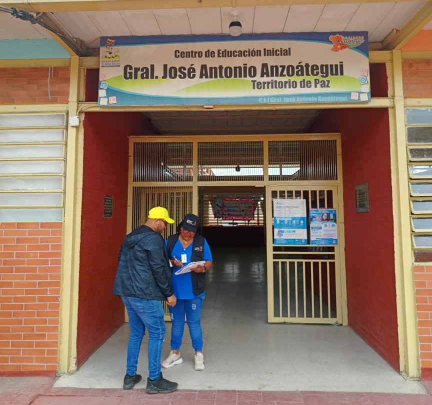 Hoy el chavismo hizo una Consulta Popular, más de 15 mil centros fueron habilitados. Era un evento de sus seguidores, referente a proyectos en las comunidades. En #Anzoátegui el panorama de los centros fue este, tanto que la GNB impidió a una periodista cubrir uno en Lechería.