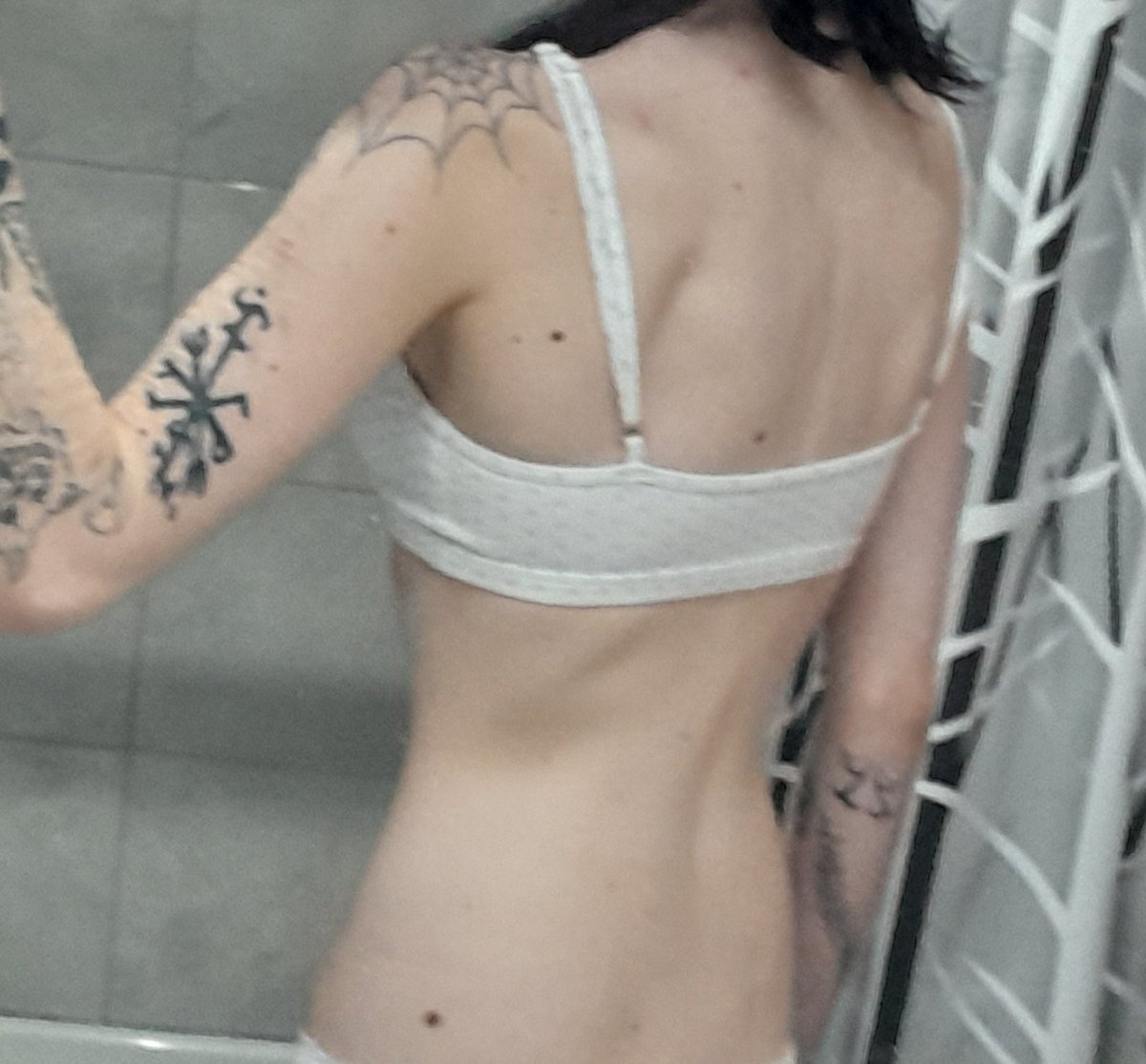 veruhatescals's tweet photo. big backed ass mf😭😭😭 https://t.co/d6h60B3qBF