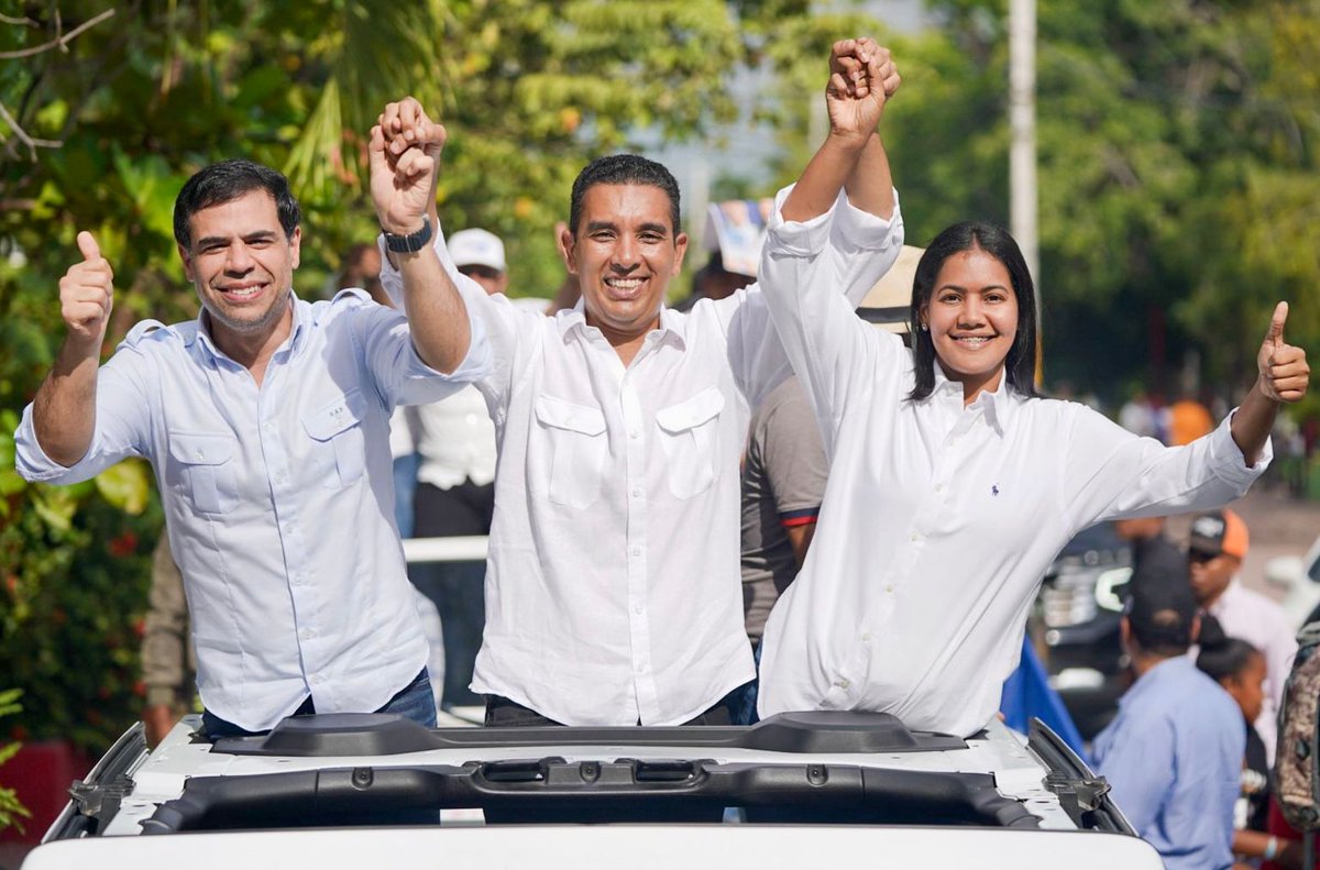 ¡Este calor del pueblo, vale oro! Cuanta energía se siente en las calles de la provincia de Bahoruco. Desde Los Ríos y Las Clavellinas, nos contagiamos del deseo de 4 años más para nuestro compañero presidente @luisabinader, el candidato a senador, @GuillermoLama, y la victoria