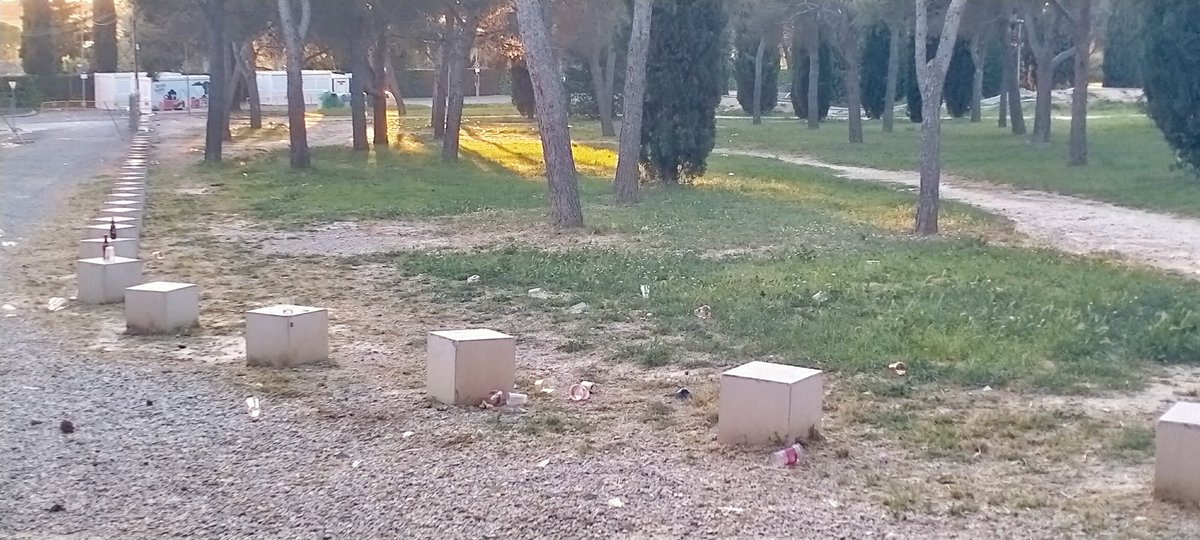AbiesAlba_7's tweet photo. @SDHuesca allí lo dejo... 24 horas después del derbi... Esto es lo que queréis oscenses ?? Civismo de mierda ... Dais asco !! Y los búhos que quedan .... Flipando. Vergonzoso !!!!! 
@Huesca_LaMagia @altoaragon @heraldoes https://t.co/d5RCisNkvv