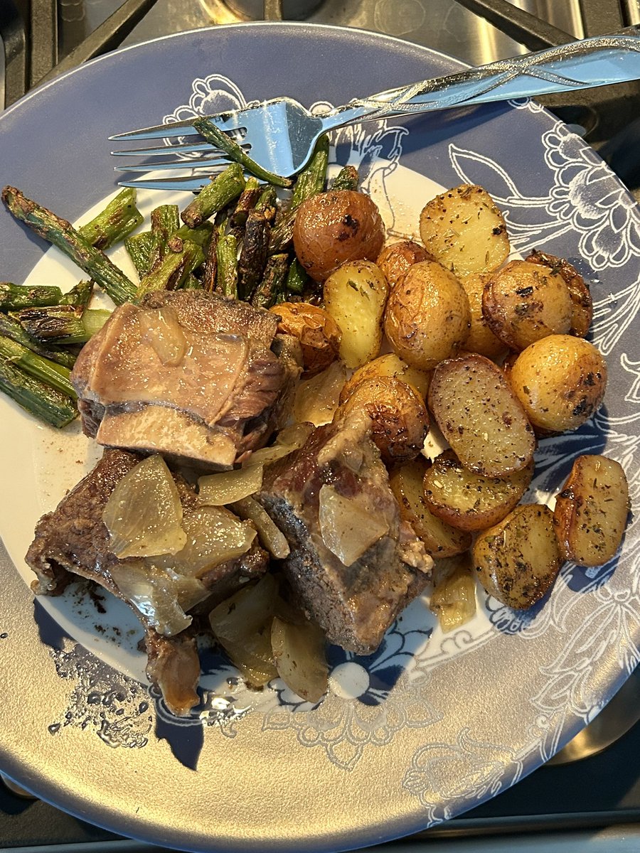 Todays’ home cooked meal! Beef short ribs, asparagus and roasted garlic potatoes.  #sundaydinnerideas #CookingExcellence #sundayvibes #bestwaytotheheart #romance