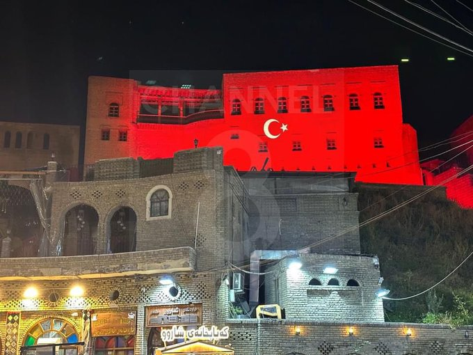 Reisin bir yere gidişi nasıl belli oluyor Erbil kalesi... Şimdilik Türk bayrağı yansıtılıyor, gün gelecek her yere Türk bayrağı asılacak.