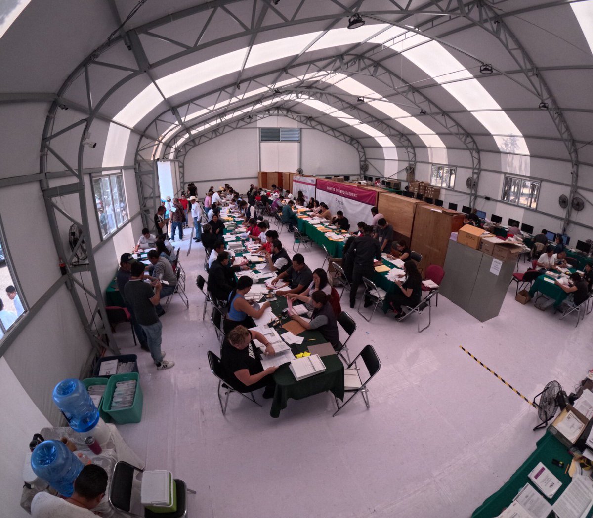 ITETLAX's tweet photo. A unas horas de que concluya el periodo de registro de candidaturas a ayuntamientos y presidencias de comunidad, el personal del Instituto Tlaxcalteca de Elecciones trabaja a su máxima capacidad para recibir las solicitudes de aspirantes y partidos políticos. 🗳️✅
#ITEInformamos https://t.co/J5QUCWtfHd