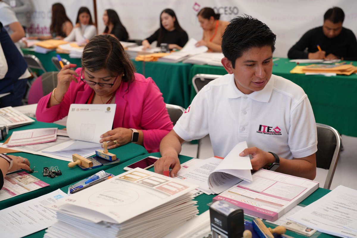 ITETLAX's tweet photo. A unas horas de que concluya el periodo de registro de candidaturas a ayuntamientos y presidencias de comunidad, el personal del Instituto Tlaxcalteca de Elecciones trabaja a su máxima capacidad para recibir las solicitudes de aspirantes y partidos políticos. 🗳️✅
#ITEInformamos https://t.co/J5QUCWtfHd