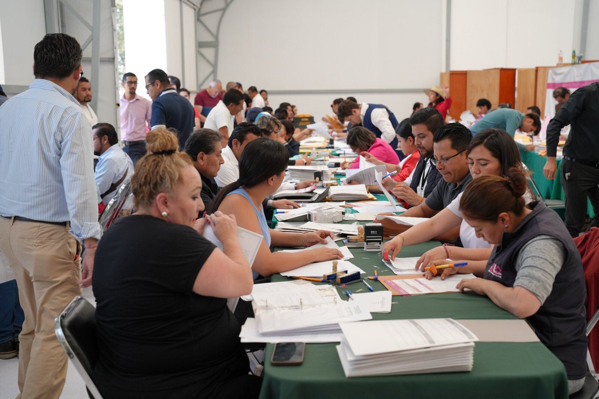 ITETLAX's tweet photo. A unas horas de que concluya el periodo de registro de candidaturas a ayuntamientos y presidencias de comunidad, el personal del Instituto Tlaxcalteca de Elecciones trabaja a su máxima capacidad para recibir las solicitudes de aspirantes y partidos políticos. 🗳️✅
#ITEInformamos https://t.co/J5QUCWtfHd
