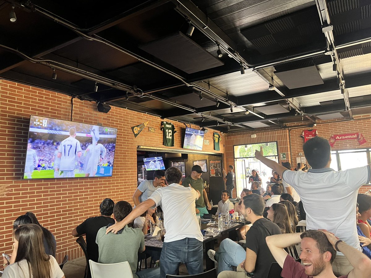 Una tarde divertida viendo el Clásico, Real Madrid vs Barcelona. Había muchos hinchas del Real Madrid felices al final del partido, seguro por la ayuda del crac inglés Jude Bellingham ⚽️