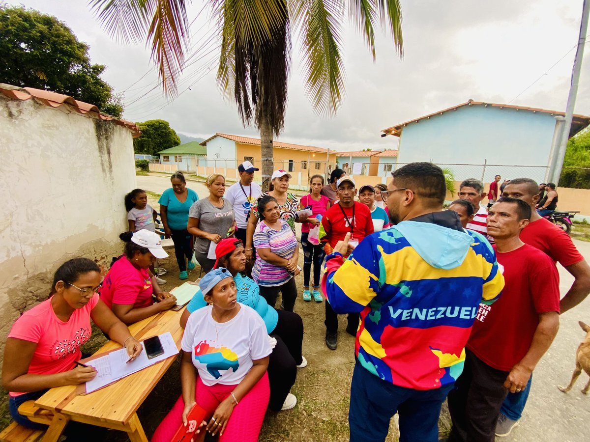 Alirio10sanchez's tweet photo. Convocados por nuestro Pdte. @NicolasMaduro desde los centros de votación, nuestro Pueblo valiente continúa ejerciendo su derecho al voto. Las y los vecinos eligen por el proyecto que más beneficie a las comunidades. ¡Comuna o nada! 🗳️🚩

#PoderPopularEnVanguardia https://t.co/r63P9skpOv