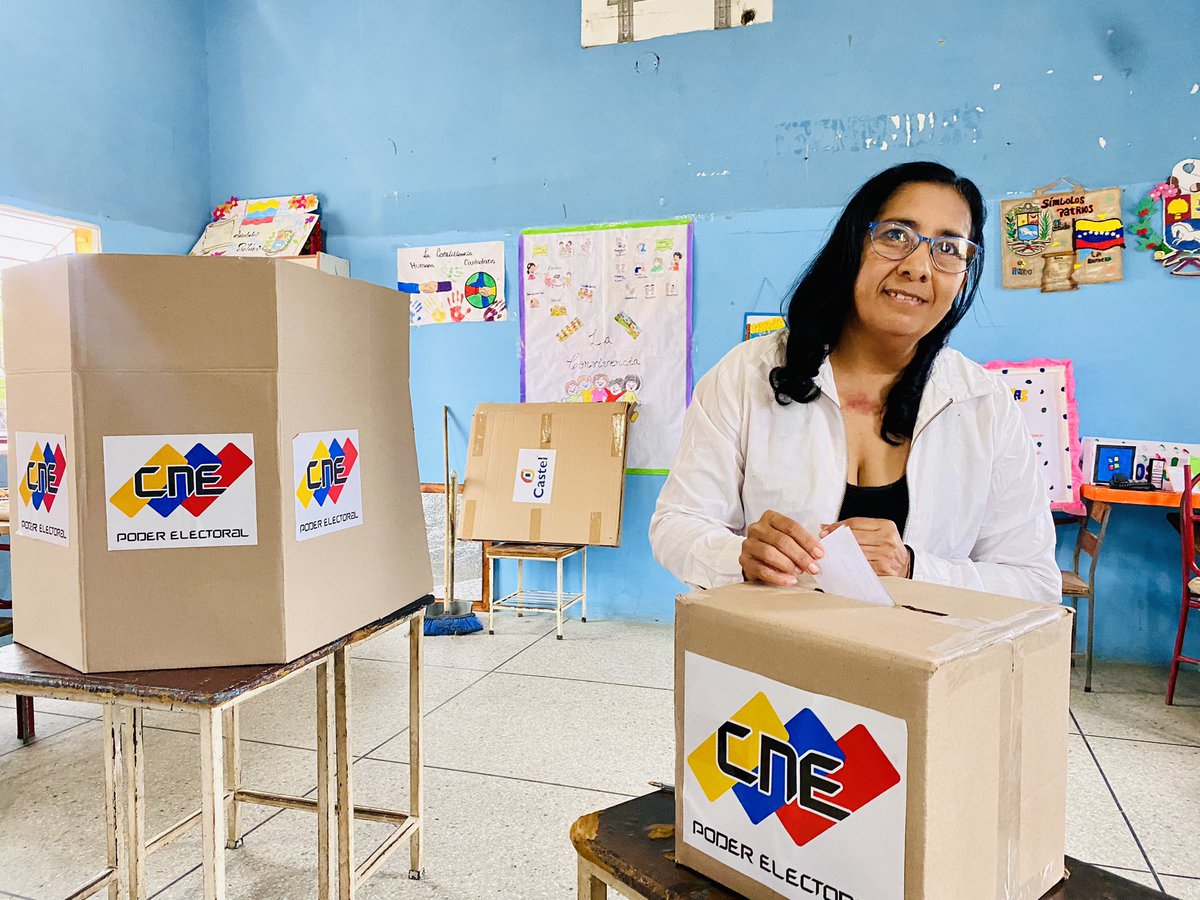 Convocados por nuestro Pdte. @NicolasMaduro desde los centros de votación, nuestro Pueblo valiente continúa ejerciendo su derecho al voto. Las y los vecinos eligen por el proyecto que más beneficie a las comunidades. ¡Comuna o nada! 🗳️🚩 #PoderPopularEnVanguardia