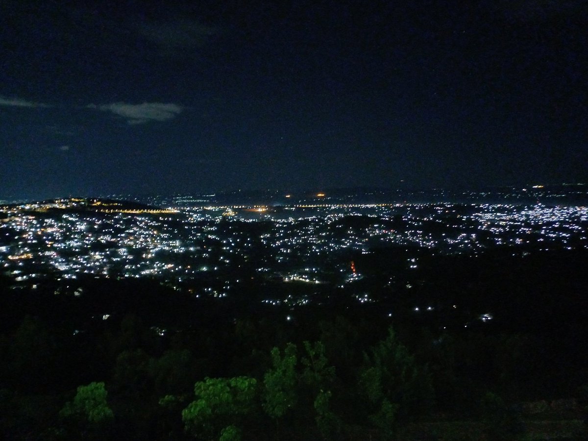 MutabaziRich's tweet image. Inzira y'inzitane, "inkuru y'u Rwanda" ni igihangano cya @Kingabo_ usanga muri @MuseumIngabo ku i Rebero.
Nta cyiza nko kugorobereza ahantu hakwereka imirambi y'u #Bugesera.